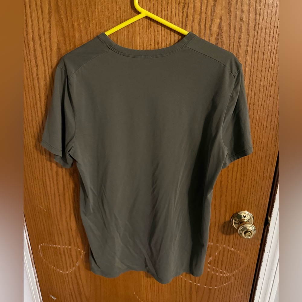 lululemon athletica Men's Olive Short Sleeve Tee - Picture 2 of 2
